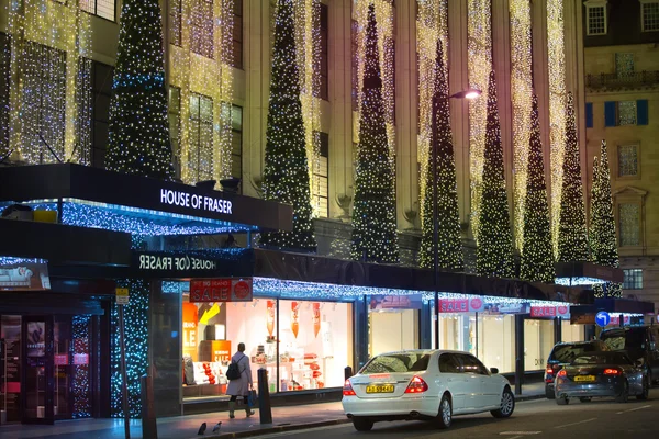 在牛津街，很多人行走时的圣诞节销售，伦敦的圣诞灯装饰 — 图库照片