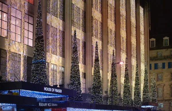 Weihnachtsbeleuchtung Dekoration an der Oxford Street und viele Menschen zu Fuß während des Weihnachtsverkaufs, London — Stockfoto