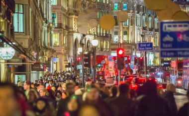 Noel ışıkları dekorasyon Oxford Caddesi ve bir sürü insan Noel satış sırasında Londra yürüyüş