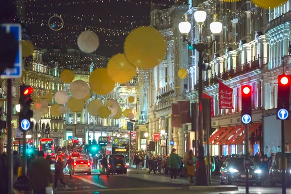 Decorazione luci di Natale a Oxford Street e un sacco di persone a piedi durante la vendita di Natale, Londra — Foto Stock