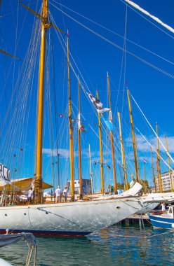 Vieux Port (eski liman) Yelkenli tekne ve yelken yarışlar süresince demirlemiş güç Yatlar Cannes şehir