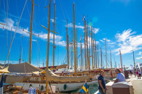 Puerto de Vieux (antiguo puerto) en la ciudad de Cannes, con una gran cantidad de veleros y yates de motor anclados durante la regata de vela — Foto de Stock