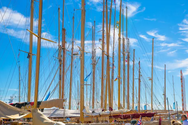 Puerto de Vieux (antiguo puerto) en la ciudad de Cannes, con una gran cantidad de veleros y yates de motor anclados durante la regata de vela —  Fotos de Stock