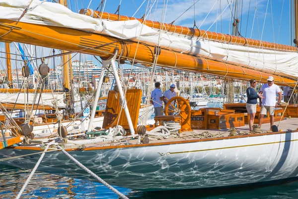 Vieux Port (old port) in the city of Cannes, with lots of sailing boats and power yachts anchored during the Sailing regatta — Stock Photo, Image