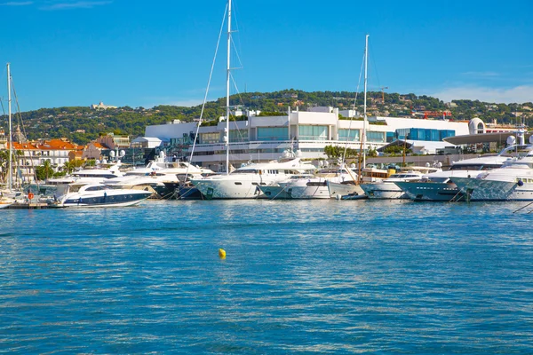 Vieux Porto (antigo porto) na cidade de Cannes, com lotes de veleiros e iates de energia ancorados durante a regata de vela — Fotografia de Stock