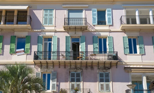 Cannes. Ver el centro de la ciudad con antiguas casas de colores . — Foto de Stock