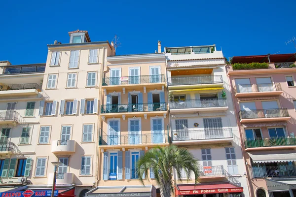 Cannes. Visa centrum av staden med gamla färgglada staden hus. — Stockfoto