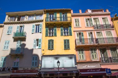 Cannes. Eski renkli şehir evleri ile şehir merkezine görüntülemek.  