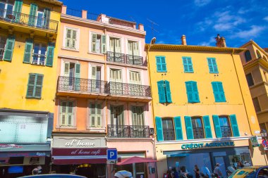 Cannes. Eski renkli şehir evleri ile şehir merkezine görüntülemek.  