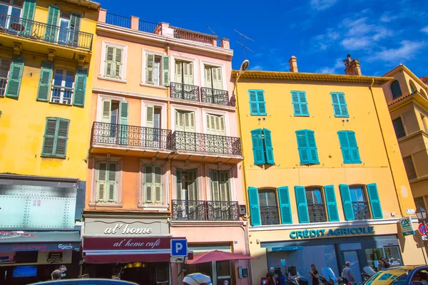 Cannes. Visa centrum av staden med gamla färgglada staden hus. — Stockfoto