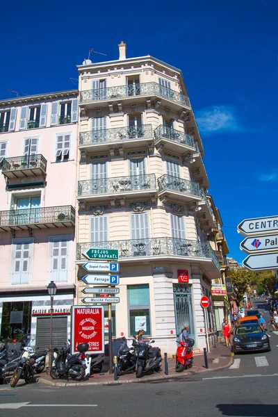 Stadtblick mit Restaurants, Cafés und vielen Fußgängern. Cannes, Frankreich — Stockfoto