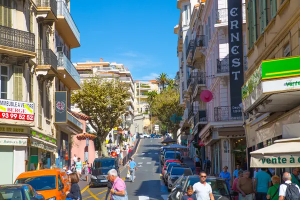 Centrum av staden utsikt med restauranger, caféer och massor av promenader människor. Gamla stan i Cannes färgglada hus. — Stockfoto