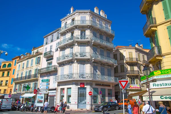 Centrum av staden utsikt med restauranger, caféer och massor av promenader människor. Gamla stan i Cannes färgglada hus. — Stockfoto