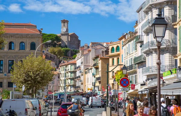 Centrum av staden utsikt med restauranger, caféer och massor av promenader människor. Gamla stan i Cannes färgglada hus. — Stockfoto