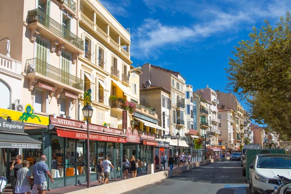 Stadtblick mit Restaurants, Cafés und vielen Spaziergängern. alte Stadt der Konserven bunte Häuser. — Stockfoto