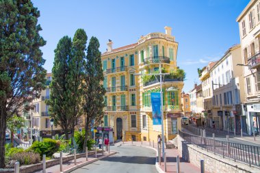 Restoranlar, kafeler ve yürüyüş insanlar çok şehir görünümü. Cannes eski şehir renkli evler. 