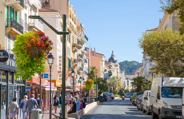 Centrum av staden utsikt med restauranger, caféer och massor av promenader människor. Gamla stan i Cannes färgglada hus. — Stockfoto