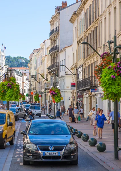 Centrum av staden utsikt med restauranger, caféer och massor av promenader människor. Gamla stan i Cannes färgglada hus. — Stockfoto