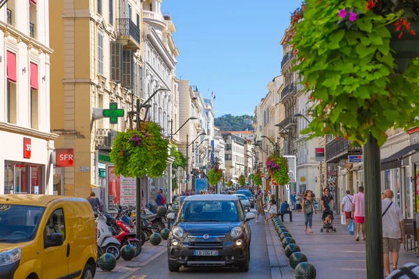 Centrum av staden utsikt med restauranger, caféer och massor av promenader människor. Gamla stan i Cannes färgglada hus. — Stockfoto