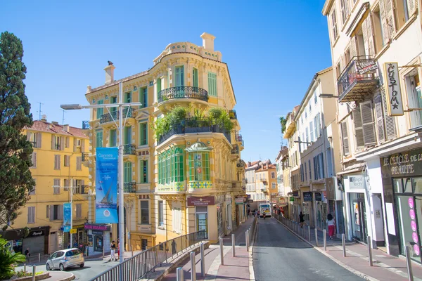 Restoranlar, kafeler ve yürüyüş insanlar çok şehir görünümü. Cannes eski şehir renkli evler. 