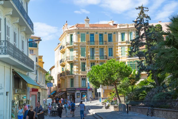 Centrum av staden utsikt med restauranger, caféer och massor av promenader människor. Cannes, Frankrike — Stockfoto