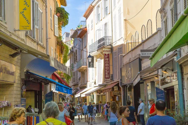 Stadtblick mit Restaurants, Cafés und vielen Fußgängern. Cannes, Frankreich — Stockfoto