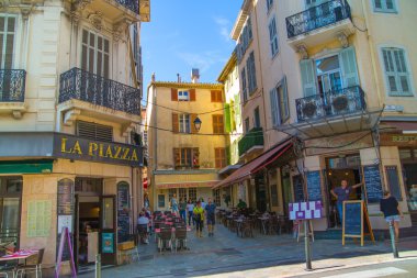 Restoranlar, kafeler ve yürüyüş insanlar çok şehir görünümü. Cannes, Fransa