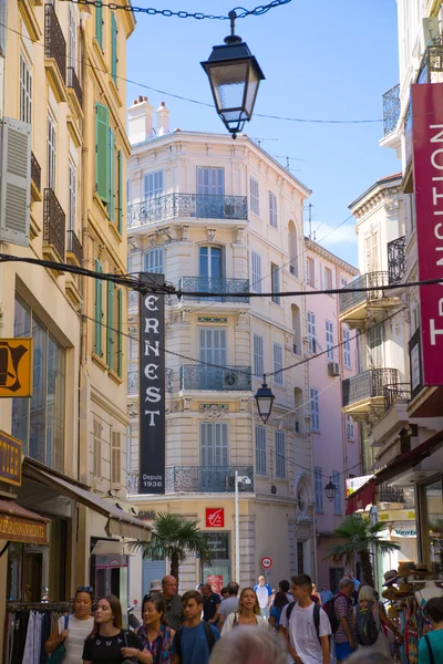 Stadtblick mit Restaurants, Cafés und vielen Fußgängern. Cannes, Frankreich — Stockfoto