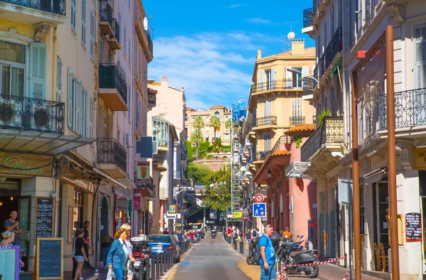 Centro de la ciudad vista con restaurantes, cafeterías y un montón de gente a pie.Cannes, Francia — Foto de Stock