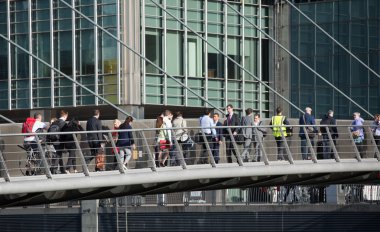 İş insanlar iş günü sonra eve gidiyorum. Londra