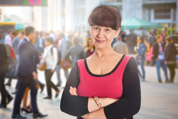 Idosos boa aparência mulher retrato na cidade . — Fotografia de Stock