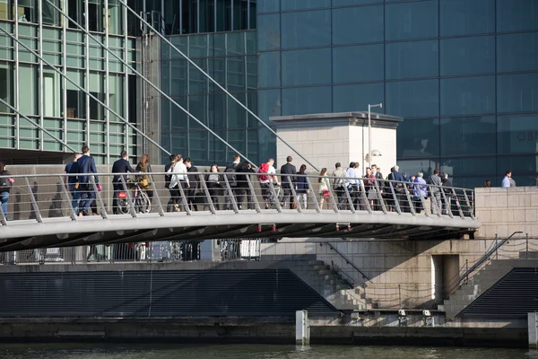 Les gens d'affaires rentrent chez eux après le travail. Londres — Photo