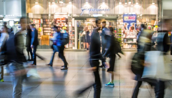 Blur of office workers walking pass the Canary Wharf tube station in early morning rush hours — Stock Photo, Image