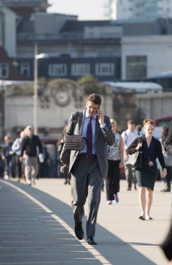 Ofis çalışanları yürüyen bir sürü London Bridge Londra, iş ve finansal ARIA doğru geçmek