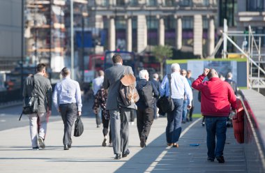 Ofis çalışanları yürüyen bir sürü London Bridge Londra, iş ve finansal ARIA doğru geçmek