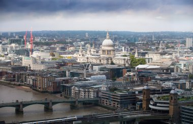 St. Paul's Katedrali ve Londra şehri 