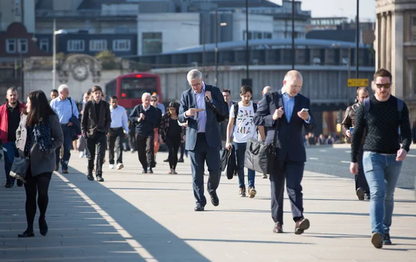 산책 하는 직장인의 많은 통과 런던 시, 비즈니스 및 금융 아리아 런던 브리지 — 스톡 사진