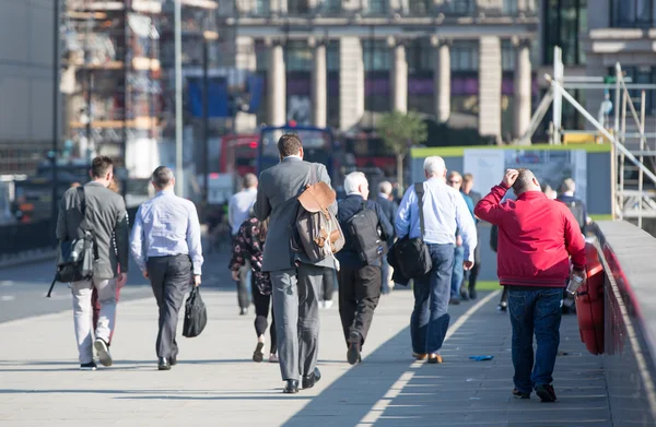 Muitos trabalhadores de escritório que caminham passam pela Ponte de Londres em direção à Cidade de Londres, aos negócios e à ária financeira — Fotografia de Stock