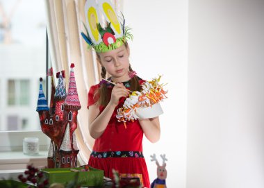 Onun sanat zanaat çalışmaları, kağıt masher peri kale ve Paskalya kaporta gösteren küçük kız