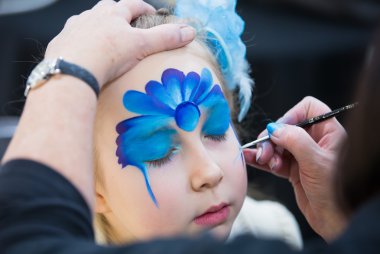 Noel yüz boyama, yüz boyama oturumu sırasında küçük kız portresi