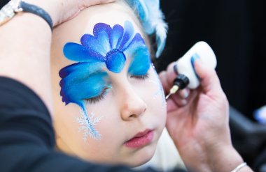 Noel yüz boyama, yüz boyama oturumu sırasında küçük kız portresi