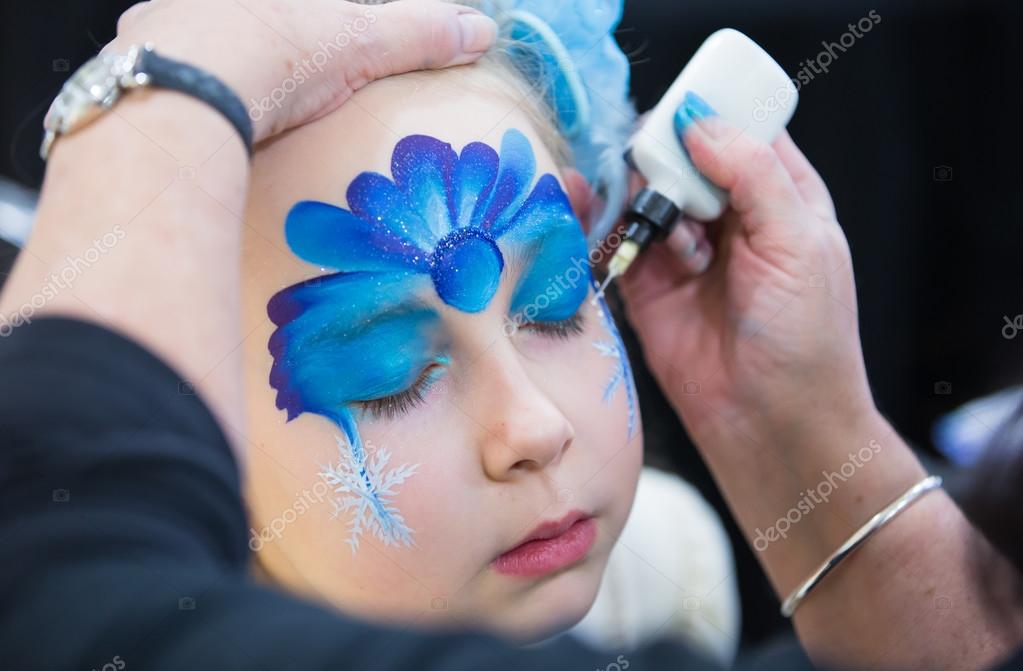 Maquillage Noël, Portrait de fillette au cours de la session de peinture de visage \u2014 Image de irstone