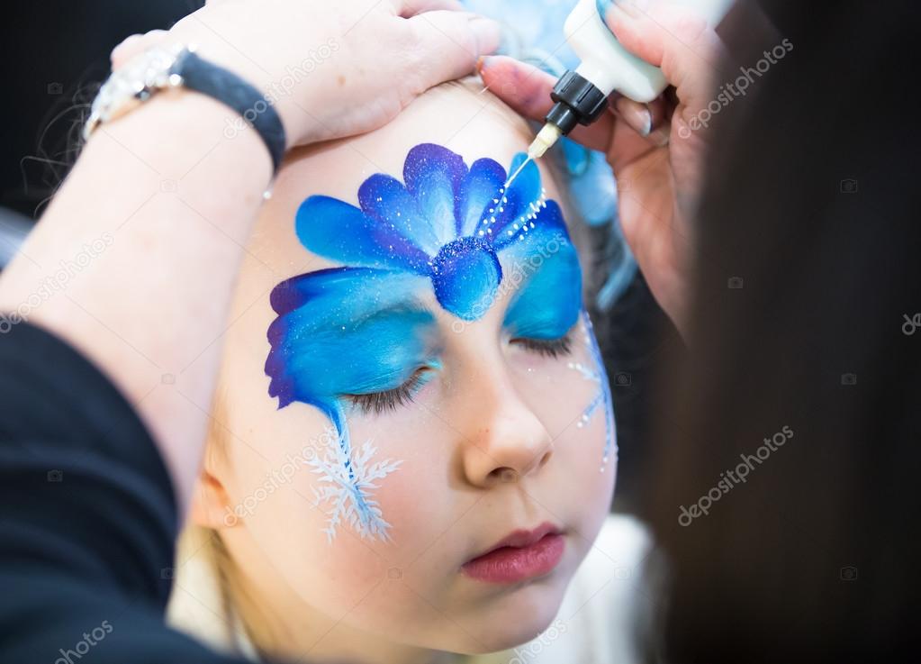 Maquillage Noël, Portrait de fillette au cours de la session de peinture de visage \u2014 Image de irstone