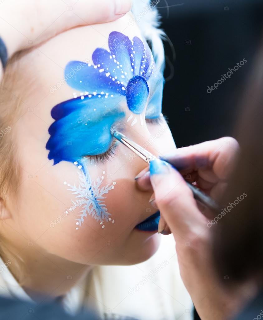 Maquillage Noël, Portrait de fillette au cours de la session de peinture de visage \u2014 Image de irstone