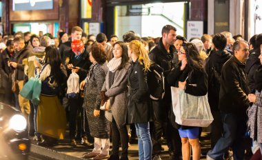 Regent caddesinde Noel ışıkları dekorasyon. Londra