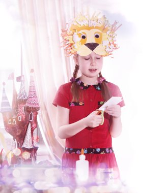 Onun sanat zanaat çalışmaları, kağıt masher peri kale ve o yaptı aslan maskesi gösteren küçük kız. Eğitim ve yaratıcı kavramı.