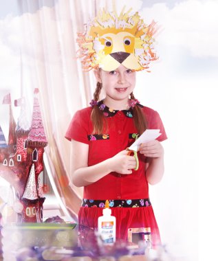 Onun sanat zanaat çalışmaları, kağıt masher peri kale ve o yaptı aslan maskesi gösteren küçük kız. Eğitim ve yaratıcı kavramı.