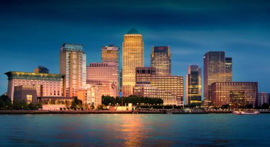 Canary Wharf iş ve ARIA ve ilk gece ışıklar bankacılık. Londra