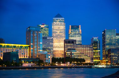 Canary Wharf iş ve ARIA ve ilk gece ışıklar bankacılık. Londra