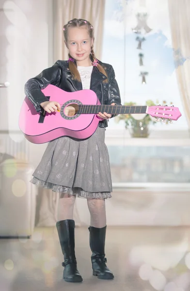 Όμορφο κοριτσάκι παίζει κιθάρα ροζ. Εκπαιδευτική και χόμπι έννοια — Φωτογραφία Αρχείου